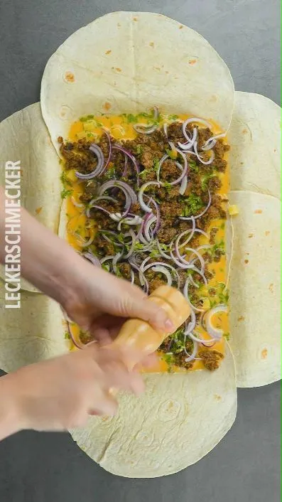 Dieses Dessert vom Grill ist eine geniale Idee: Die Dessert-Päckchen sind fruchtig-schokoladig gefüllt und überraschen mit gesalzenen Erdnüssen!
